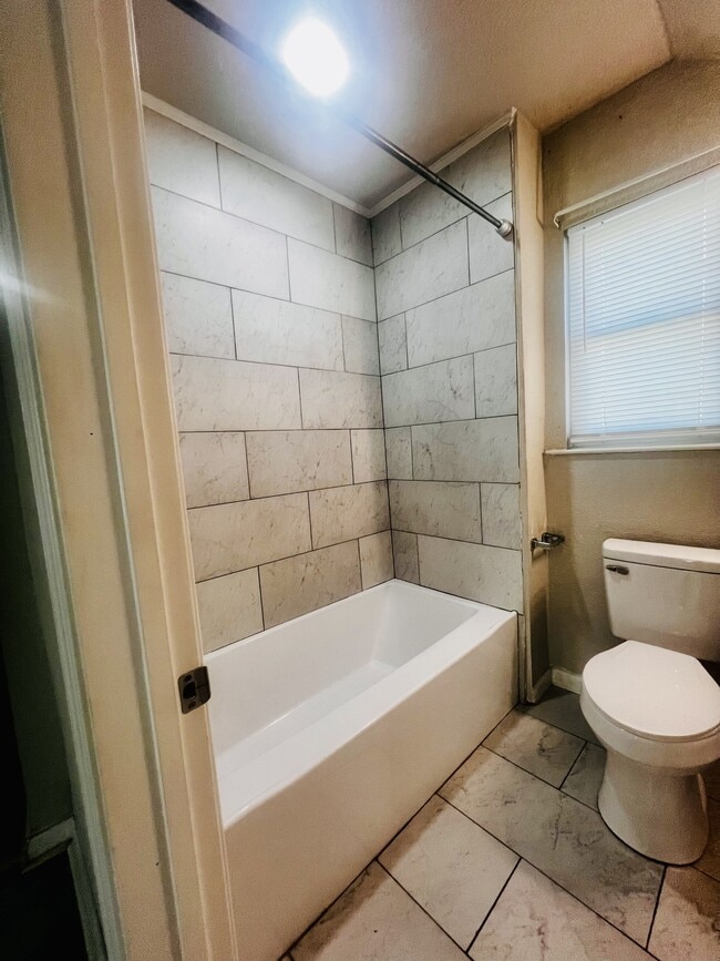 Building Photo - 809 Whitehead Ave