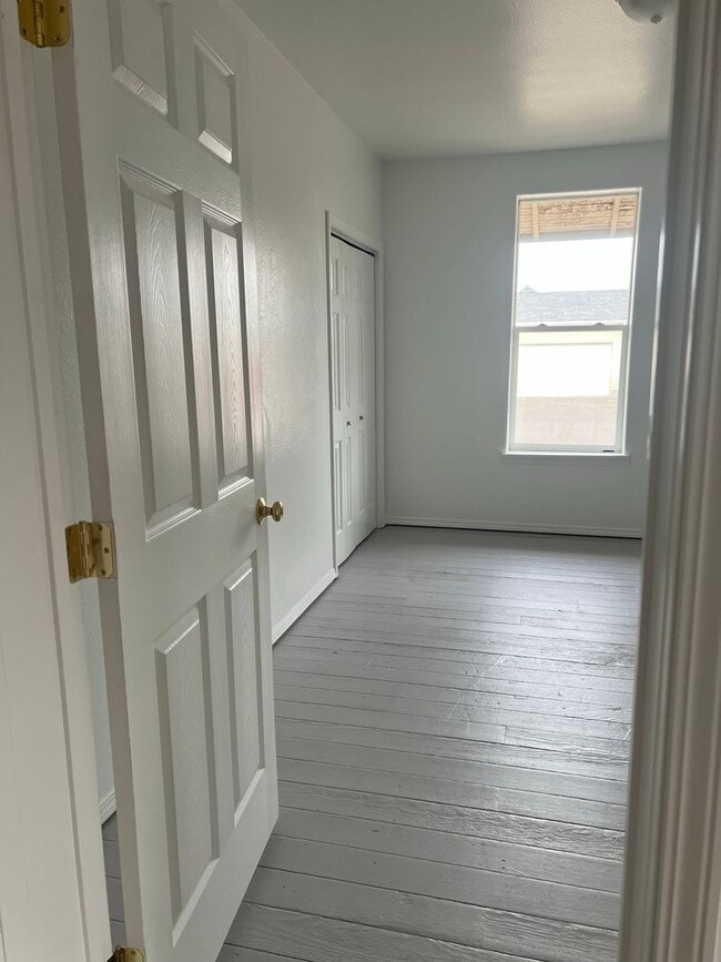 Building Photo - 2 bedrooms with bonus room!