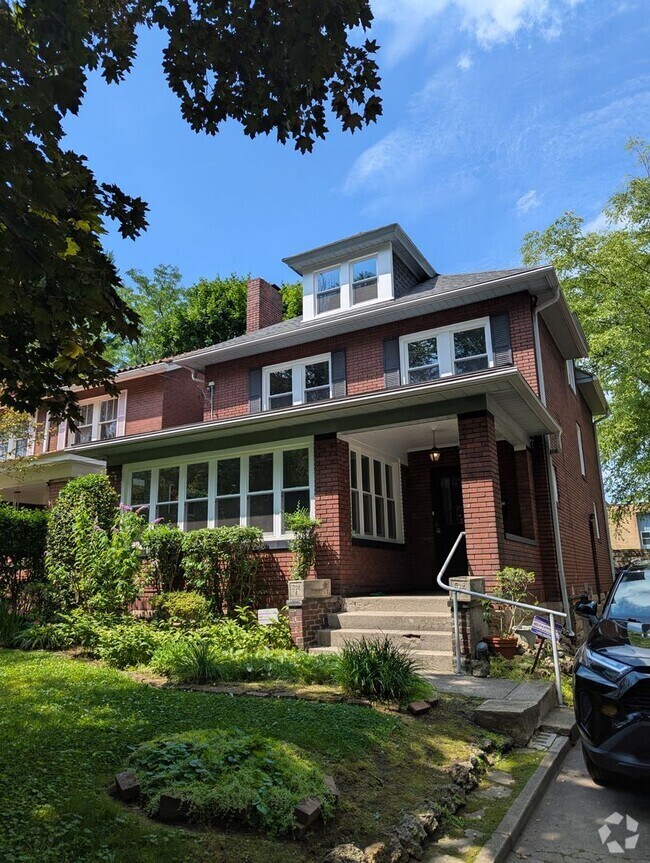 Building Photo - Huge 5 Bedroom, 2 Bathroom House, Freshly ...