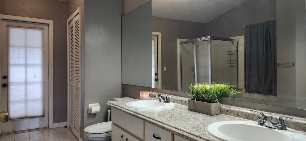 Master bathroom 1 - 3589 Egret Dr