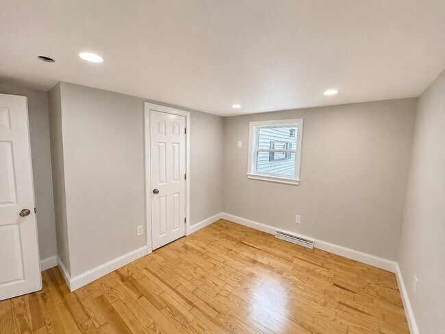 Building Photo - 33 Park Dr