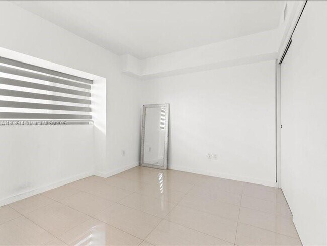 Building Photo - 460 NE 28th St