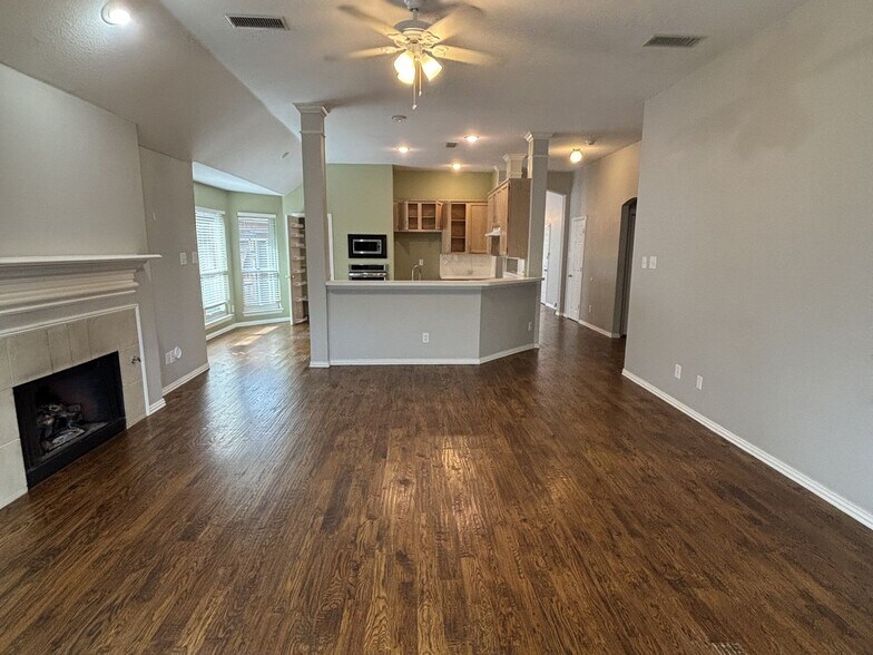 Building Photo - 2921 Meadow Glen Dr