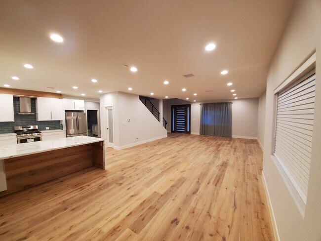 Building Photo - 17348 Emelita St