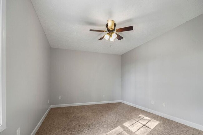 Building Photo - 4 Bedroom 2.5 Bath Home