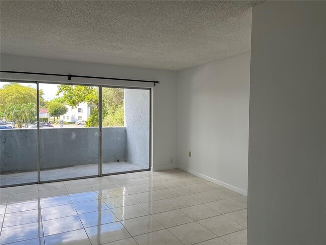 Building Photo - 9365 Fontainebleau Blvd