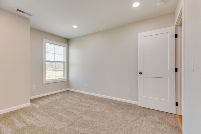 Building Photo - NEWLY BUILT 3 BED/2.5 BATH