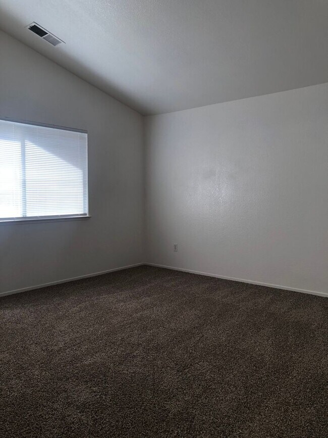 Building Photo - Love Where You Live - Beautiful Home in Turlock