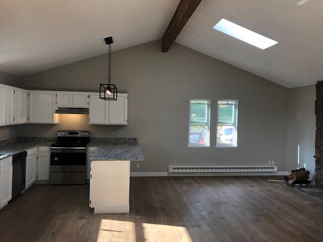 Building Photo - 30803 Hilltop Dr