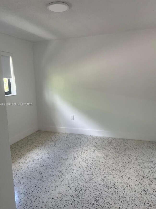 Building Photo - 1484 NW 15th Ave