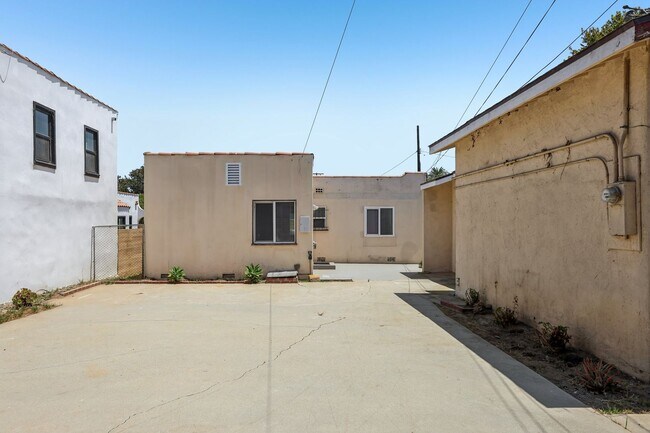 Building Photo - 3Bd/2ba Home w/parking in Santa Monica
