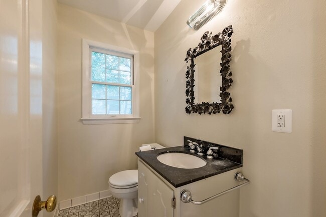 Building Photo - Classic Chevy Chase Charm in NW DC Availab...