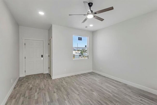 Building Photo - 2861 Naples Dr