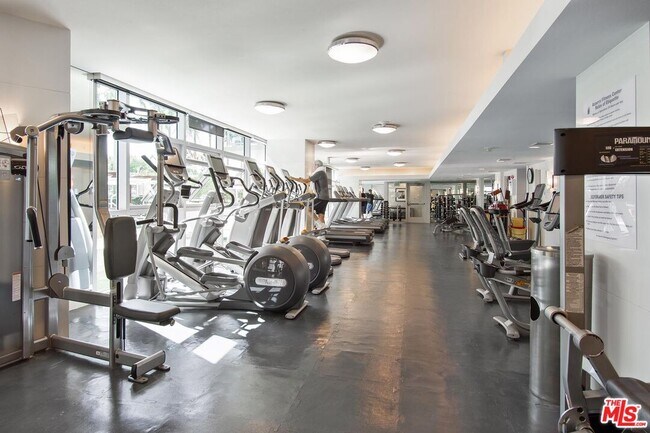 Building Photo - 13700 Marina Pointe Dr