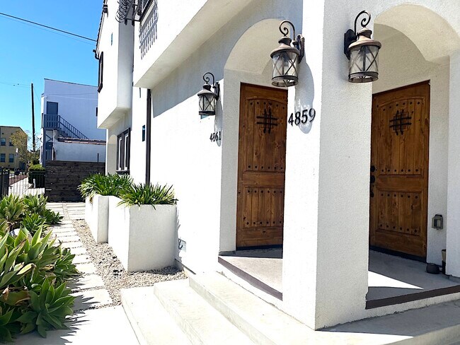 Building Photo - 4861 Mascot St