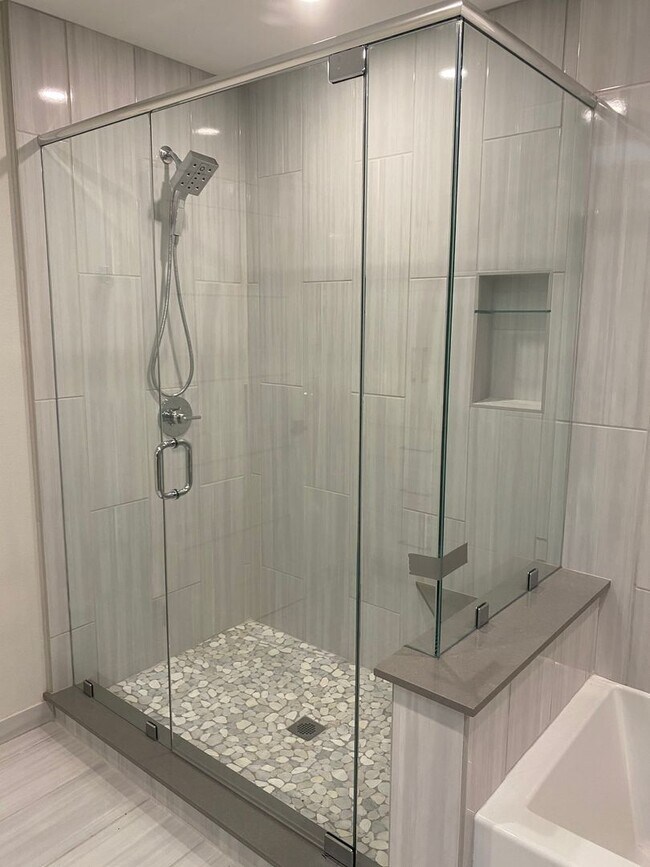 Building Photo - Wonderfully Remodeled Duplex Near River Cr...