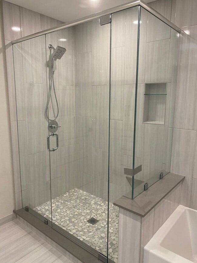 Building Photo - Wonderfully Remodeled Duplex Near River Crest Country Club!