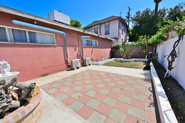 Building Photo - 326 E Olive Ave