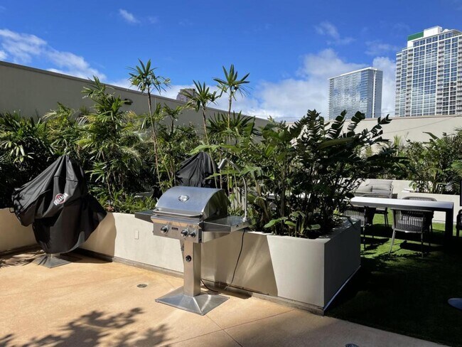 Building Photo - 987 Queen St