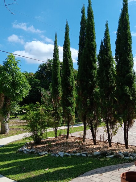 Building Photo - 1257 SE Airoso Blvd