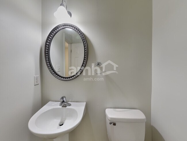 Building Photo - 645 Commander Dr