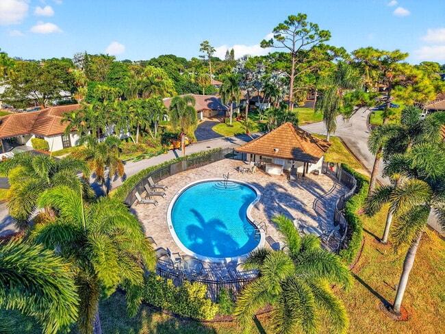 Building Photo - 435 Pine Villa Dr