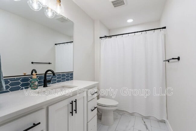 Building Photo - 746 SE 38th St