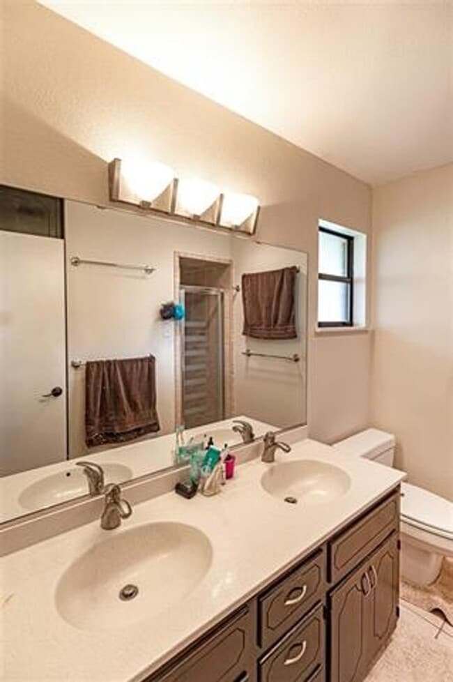 Building Photo - Beautiful 4 Bedroom/2 Bath Home
