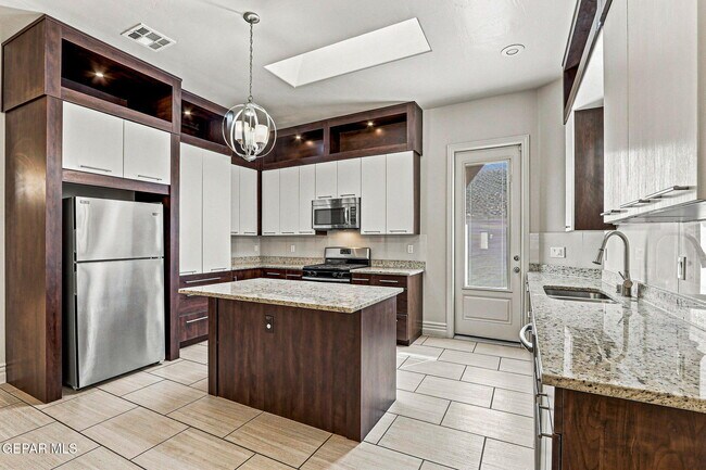 Building Photo - 3203 Red Orchard Dr
