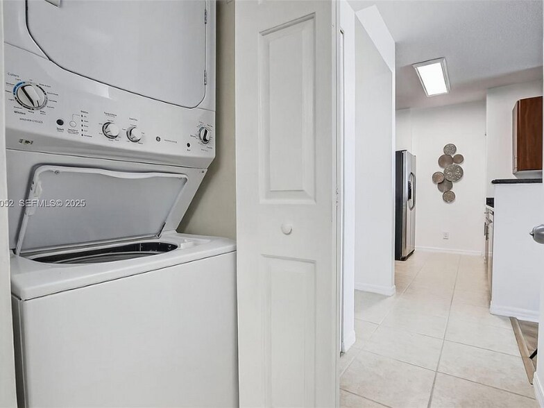 Building Photo - 2421 NE 65th St