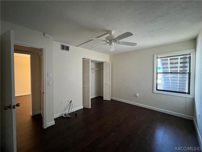 Building Photo - 760 E Gilchrist Ct