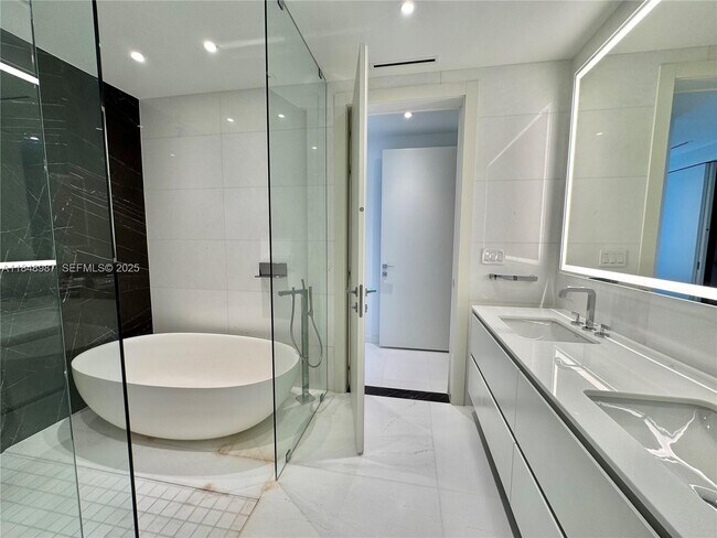 Building Photo - 300 Biscayne Blvd Way