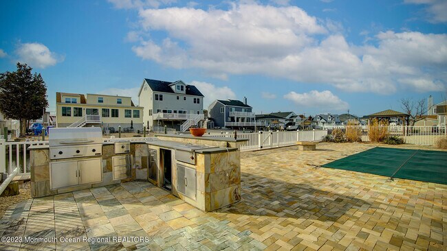 Building Photo - 18 Halsey Dr