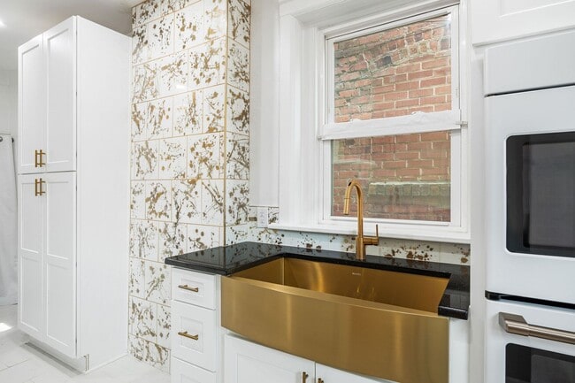 Building Photo - Beautiful Renovated 3 Bedroom 2.5 Bath off...