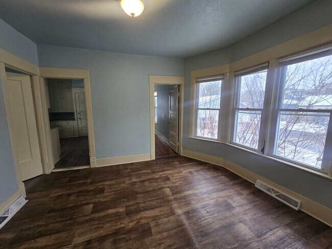 Building Photo - 406 Naymut St