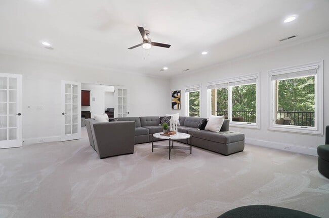 Building Photo - Luxury 5 Bedroom Retreat with Pool in Wedd...