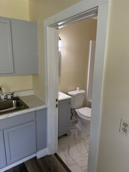 Building Photo - 2328 Lapeyrouse St