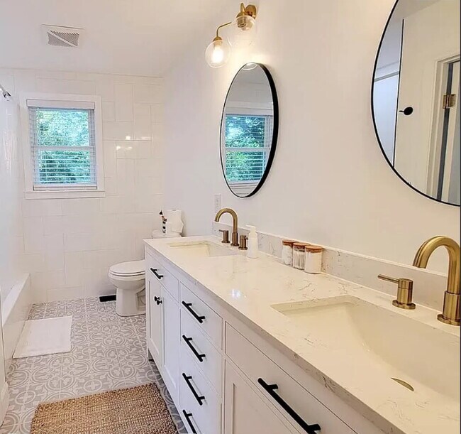 Building Photo - 106 Robinhood Cir