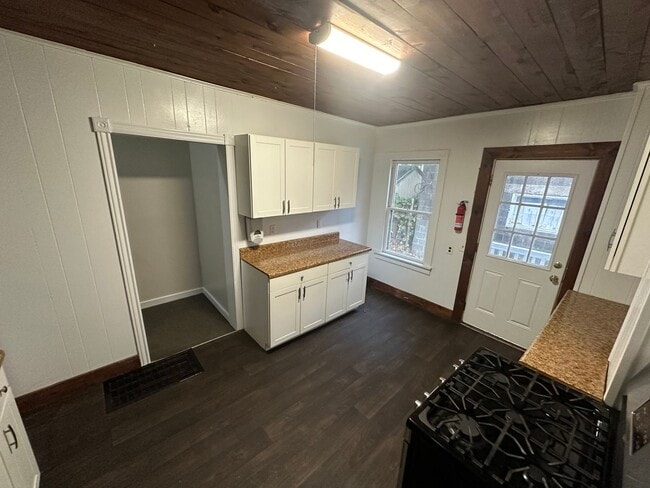 Building Photo - 416 Oak St- 4/5 Bedroom Duplex near WMU Ca...