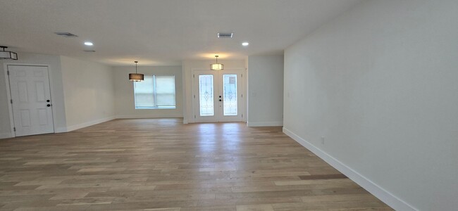 Building Photo - Completely remodeled 4 Bed 4 Bath home wit...