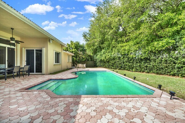 Building Photo - Elegant 4-Bedroom Pool Home in Exclusive G...