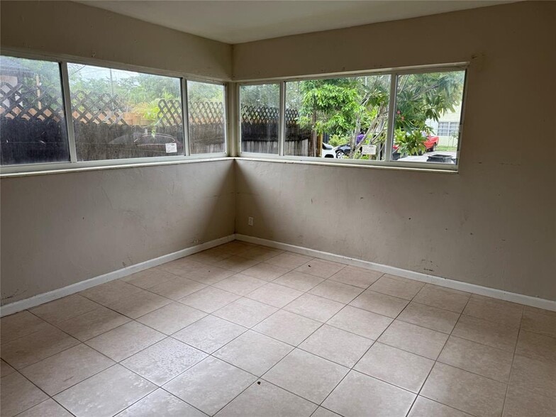 Building Photo - 911 SW 15th Ter