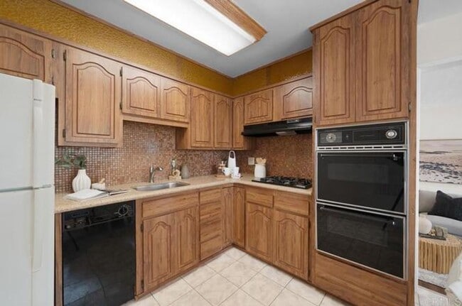 Building Photo - Spacious Remodeled Home with Separate Apar...