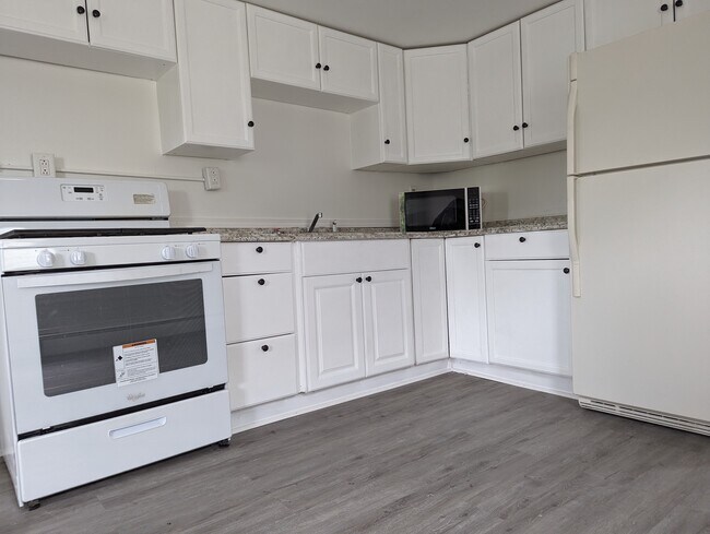 Building Photo - 171 E Ridge st