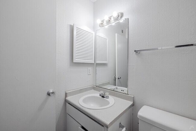Building Photo - Affordable Living 20 Minutes from Everything Atlanta -2 Bedroom 2 1/2 Baths only $1300*