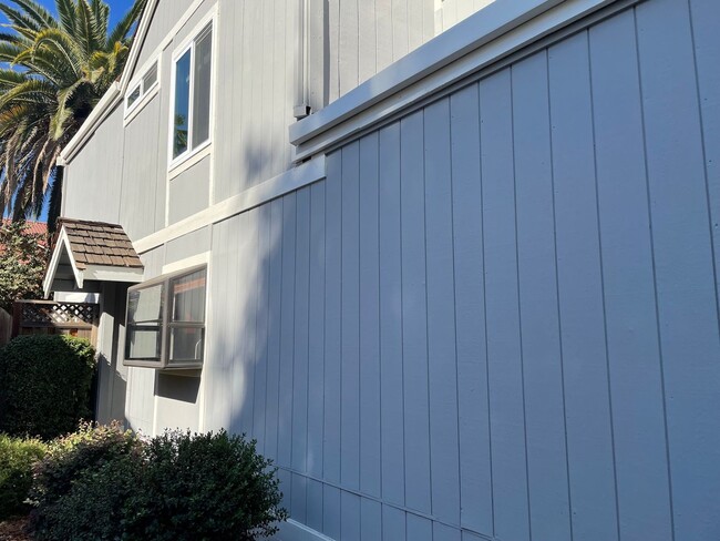 Building Photo - Gorgeous Mt. View townhome with garage, EV...