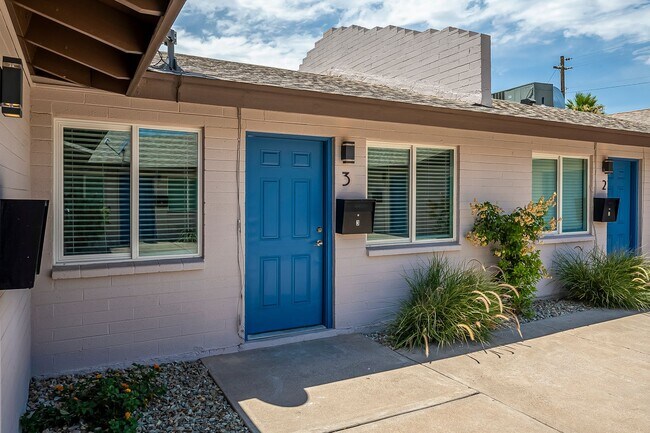 Building Photo - Fully remodeled Casita style apartment hom...