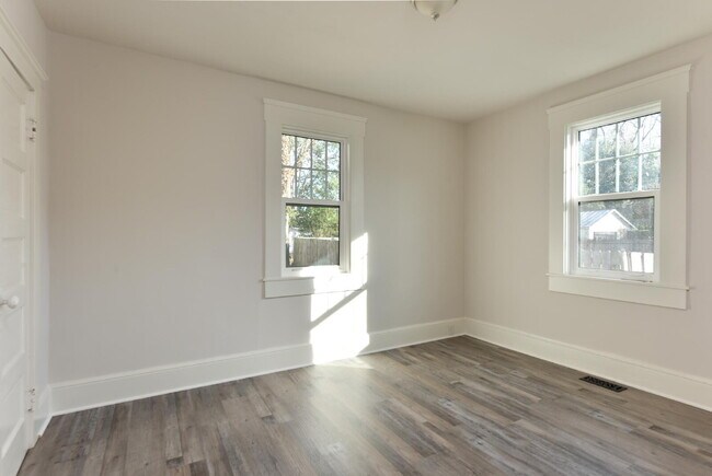 Building Photo - Super Cute Bungalow