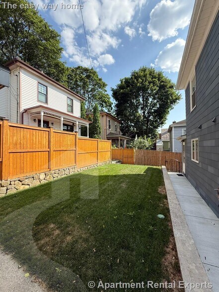 Building Photo - 25 Putnam St