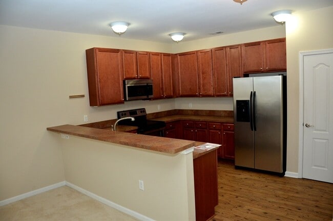 Building Photo - ENJOY CAREFREE LIVING AT IT'S BEST W/ PRIME LOCATION NEAR TOWN CENTER!!